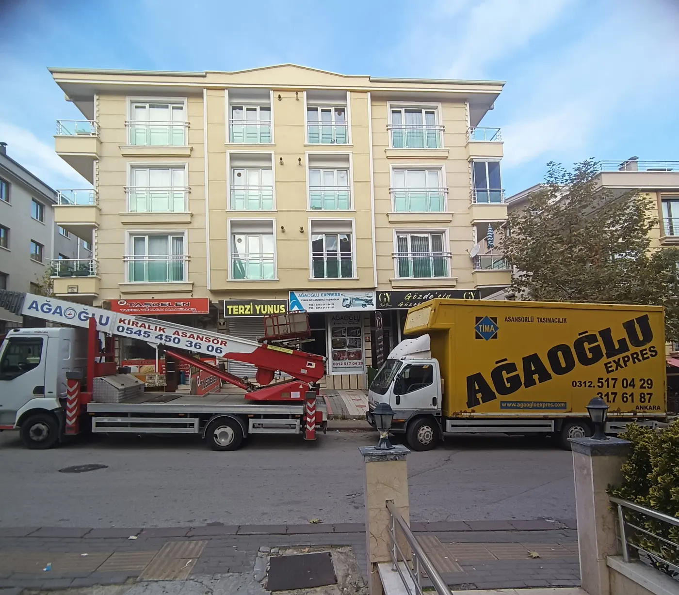 Ankara asansörlü nakliyat aracı ve nakliyat kamyonu bina önünde